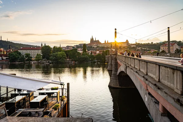 Karlsbron vid solnedgången Prag i Tjeckien. — Stockfoto