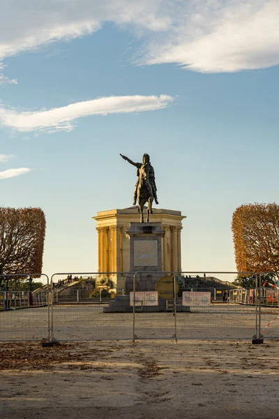 Estatua ecuestre Luis XIV en Montpellier, Francia . — Foto de Stock