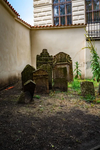 Gamla judiska kyrkogården Prag i Tjeckien. — Stockfoto