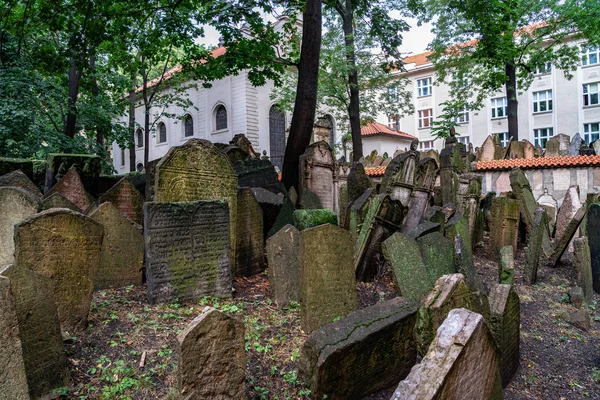 Старое еврейское кладбище в Праге . — стоковое фото