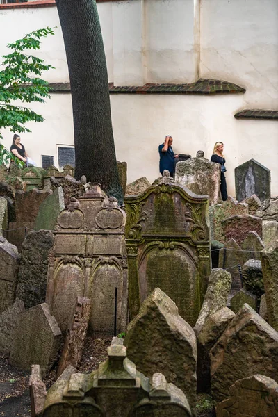 Oude Joodse begraafplaats Praag in Tsjechië. — Stockfoto