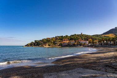 Fransa 'nın eski Collioure kasabası, Akdeniz kıyısında popüler bir tatil beldesi..