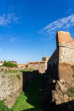 Fransa 'nın eski Collioure kasabası, Akdeniz kıyısında popüler bir tatil beldesi..