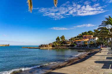 Fransa 'nın eski Collioure kasabası, Fransa' nın Akdeniz kıyısındaki popüler bir tatil beldesi olan Fransa 'nın Akdeniz kıyısındaki Collioure kentinde..