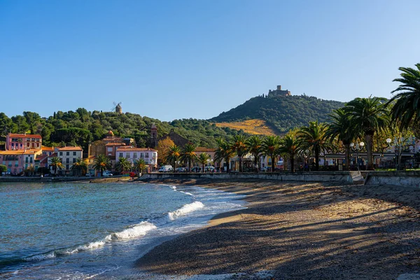 Gamla stan i Collioure, Frankrike, en populär semesterort vid Medelhavet. — Stockfoto