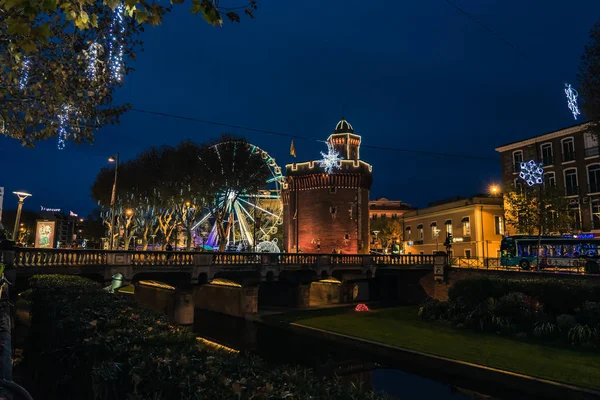 Le Castillet em Perpignan na noite de Natal, França . — Fotografia de Stock