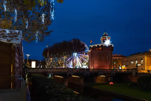 Le Castillet a Perpignan la notte di Natale, Francia . — Foto Stock