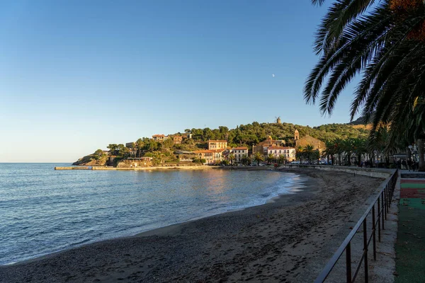 Casco antiguo de Collioure, Francia, una ciudad turística popular en el mar Mediterráneo. —  Fotos de Stock