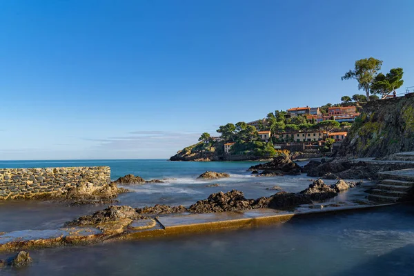 Casco antiguo de Collioure, Francia, una ciudad turística popular en el mar Mediterráneo. — Foto de Stock