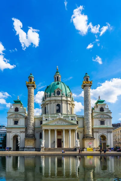 Kostel Karlskirche ve Vídni, Rakousko. — Stock fotografie