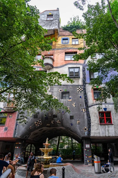 Hundertwasserhaus coloful house in Wiedeń, Austria. — Zdjęcie stockowe
