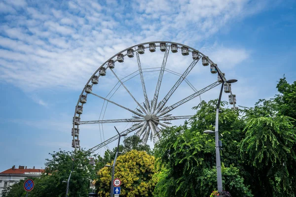 Budapest Eye in Erzsébet tér, Magyarország. — Stock Fotó