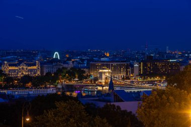 Macaristan 'ın Budapeşte kentindeki Tuna Nehri üzerindeki zincir köprü.