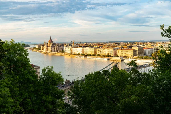 Parlamentsbyggnad i Budapest, Ungern. — Stockfoto