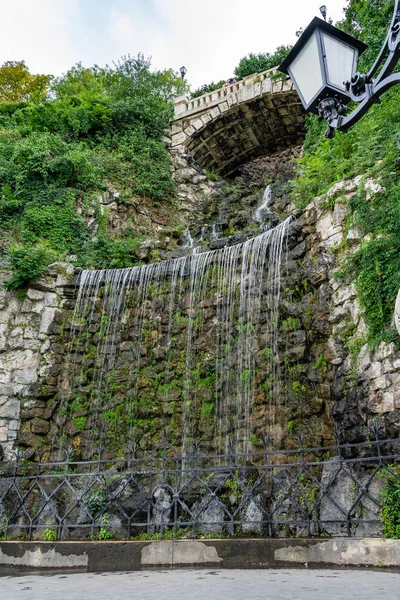 Wodospad park górski posąg kamień w Budapeszcie, Węgry. — Zdjęcie stockowe