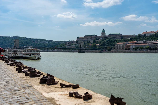 Skor på Donaubanken i Budapest, Ungern. — Stockfoto