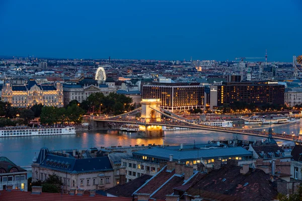 Kedjebro över Donau i Budapest, Ungern. — Stockfoto