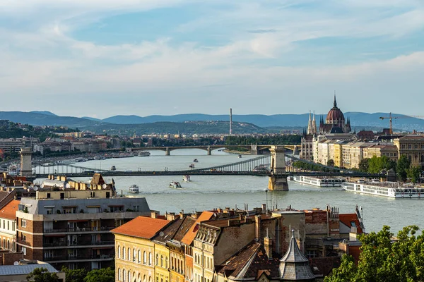 Szechenyi Chain Bridge in Boedapest, Hongarije. — Stockfoto