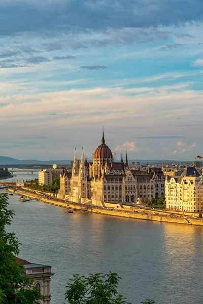 Parlamentsbyggnad i Budapest, Ungern. — Stockfoto