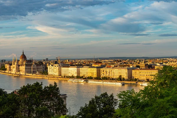 Parlamentsbyggnad i Budapest, Ungern. — Stockfoto