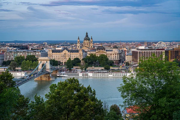 Kedjebro över Donau i Budapest, Ungern. — Stockfoto