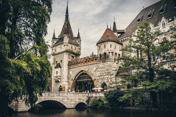 Schloss Vajdahunyad in Budapest, Ungarn. — Stockfoto