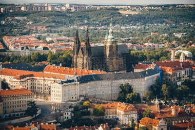 Petrin Tepesi Gözlem Kulesi 'nden Prag Cumhuriyeti' nin hava görüntüsü.