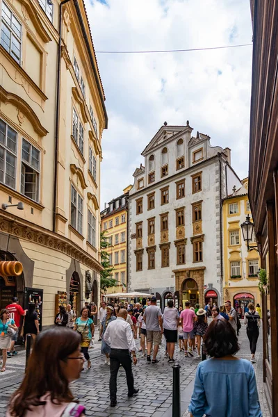 Çek Cumhuriyeti'nde Prag'ın mimari ve şehir manzarası caddesi.