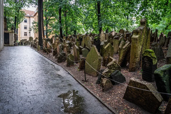 Starý židovský hřbitov Praha v České republice. — Stock fotografie