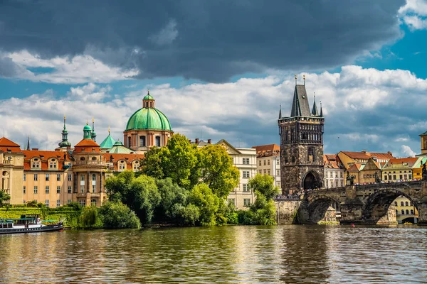 Charles Bridge Praga na República Checa . — Fotografia de Stock