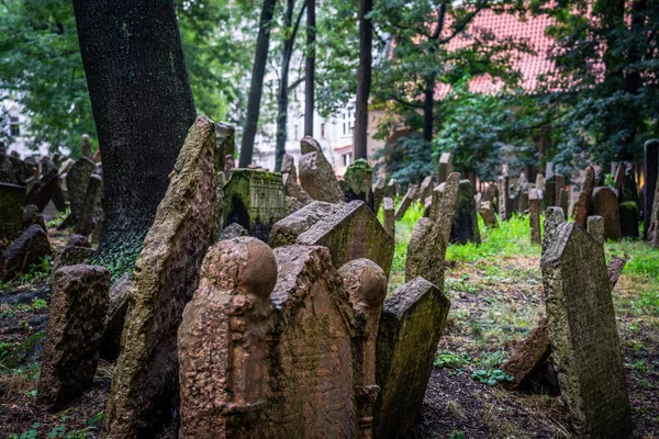 Antiguo cementerio judío de Praga en la República Checa . —  Fotos de Stock