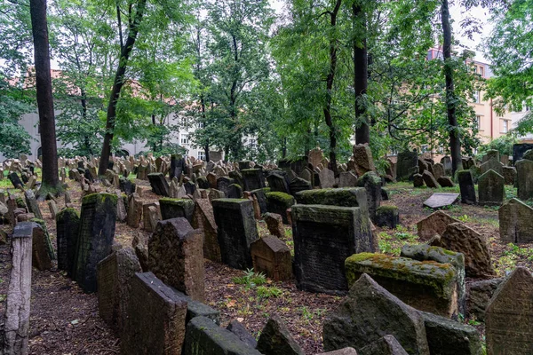 Oude Joodse begraafplaats Praag in Tsjechië. — Stockfoto