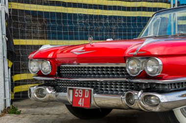 Eski araba Cadillac Üstü açık kırmızı 1950