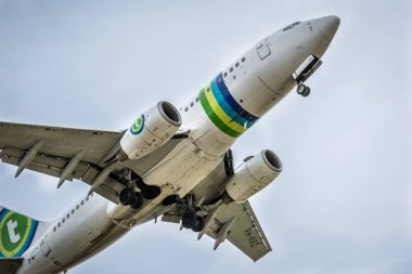 Airbus A320 Barselona havaalanından kalkıyor, Katalonya, İspanya