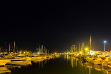 Estartit, Girona, Katalonya, İspanya 'da yatlar ve yelkenliler