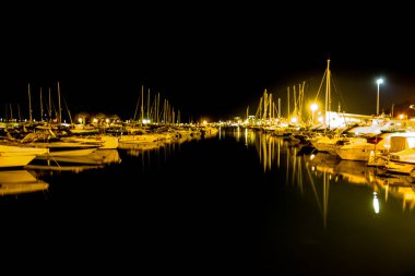 Estartit, Girona, Katalonya, İspanya 'da yatlar ve yelkenliler