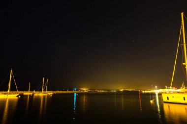 Estartit, Girona, Katalonya, İspanya 'da yatlar ve yelkenliler
