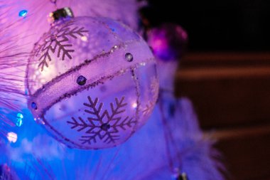 Ağacın içinde top şeklinde Noel süslemesi