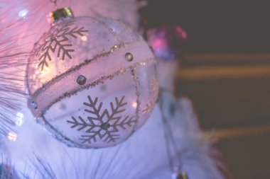 Ağacın içinde top şeklinde Noel süslemesi