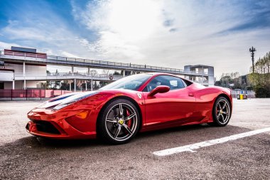 Ferrari 458 süper araba Katalonya, İspanya 'daki Circuit de Barcelona Katalunya' ya park edildi..