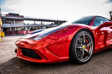 Ferrari 458 süper araba Katalonya, İspanya 'daki Circuit de Barcelona Katalunya' ya park edildi..