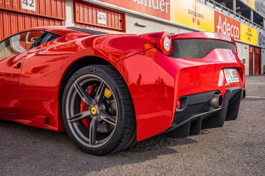 Ferrari 458 süper araba Katalonya, İspanya 'daki Circuit de Barcelona Katalunya' ya park edildi..