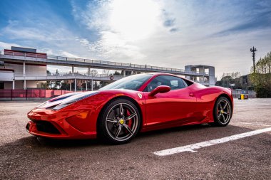 Ferrari 458 süper araba Katalonya, İspanya 'daki Circuit de Barcelona Katalunya' ya park edildi..