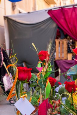 Tarragona, Katalonya, İspanya 'daki Montblanc köyünde Tipik Sant Jordi hediyesi