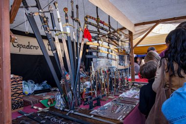 Montblanc köyündeki bir kılıç dükkanında Tarragona, Katalonya, İspanya