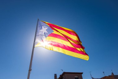 Montblanc köyündeki Estelada bayrağı Tarragona, Katalonya, İspanya