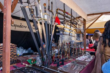 Montblanc köyündeki bir kılıç dükkanında Tarragona, Katalonya, İspanya