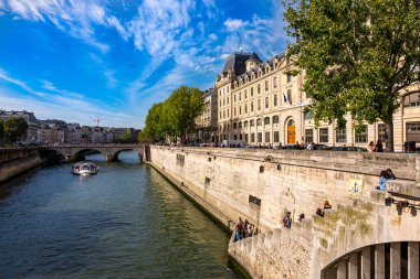 Paris 'teki Saint Michel Köprüsü