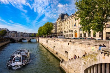 Paris 'teki Saint Michel Köprüsü