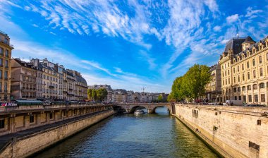 Paris 'teki Saint Michel Köprüsü